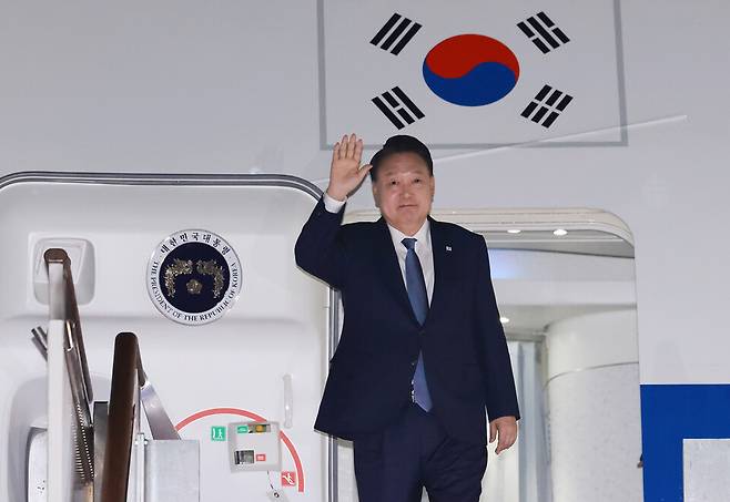 윤석열 대통령이 11월21일 31차 아시아태평양경제협력체(APEC) 및 19차 주요 20개국(G20) 정상회의 일정을 마친 뒤 성남 서울공항에 도착, 전용기인 공군 1호기에서 내리며 인사하고 있다. ⓒ연합뉴스