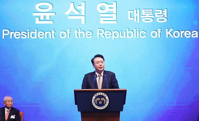 윤석열&nbsp;대통령이 11월22일 서울 중구 신라호텔에서 열린 제56회 국가조찬기도회에서 인사말을 하고 있다. ⓒ대통령실통신사진기자단