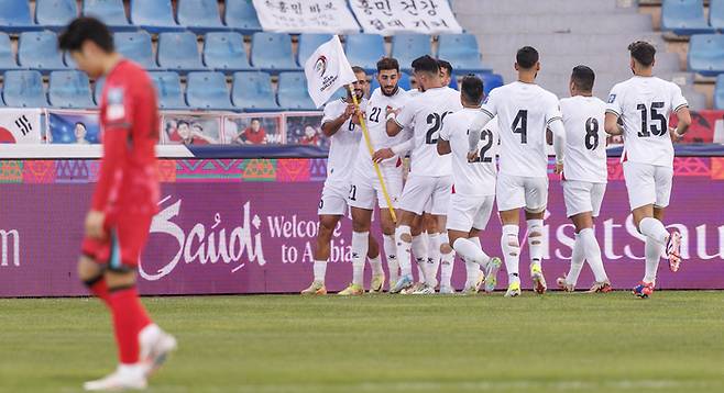 한국축구대표팀 선수(왼쪽)가 지난 19일 요르단 암만에서 열린 북중미 월드컵 아시아지역 3차예선 팔레스타인 원정에서 선제골을 내준 뒤 실망하고 있다. 암만 | 연합뉴스