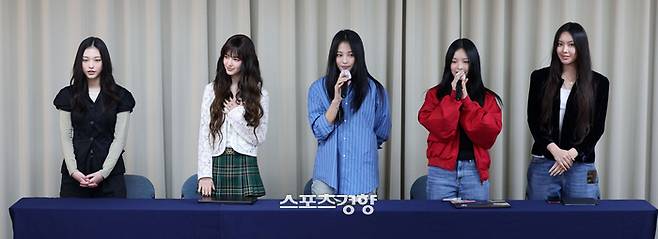 그룹 뉴진스가 28일 서울 강남구 스페이스쉐어 삼성역센터에서 어도어와의 전속계약 해지 관련 긴급 기자회견을 하고 있다. 왼쪽부터 해린, 다니엘, 하니, 민지, 혜인. 2024.11.28 권도현 기자