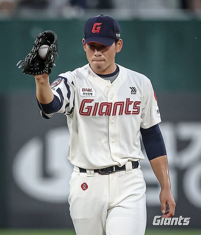 ▲ 강릉고 시절 에이스로 활약했던 김진욱은 2021년 롯데에 입단했다. 롯데는 2021 KBO 신인 드래프트에서 전체 1순위로 김진욱을 지명했고 계약금 3억 7000만원을 안겼다. ⓒ롯데 자이언츠