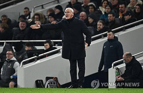 손흥민은 29일 영국 런던의 토트넘 홋스퍼 스타디움에서 끝난 2024-2025 유럽축구연맹(UEFA) 유로파리그 리그 페이즈 5차전 AS로마와의 홈 경기에서 전반 5분 페널티킥을 차 넣어 이번 시즌 4호골을 달성했다. 손흥민이 골을 터트리기는 지난 10월19일 애스턴 빌라와의 프리미어리그 홈 경기 이후 한 달 열흘 만이다. UEFA 클럽대항전에서 득점하기는 2022년 10월12일 UEFA 쳄피언스리그 아인트라흐트 프랑크푸르크와의 홈 경기 이후 2년 1개월 17일 만이다. 토트넘은 이후 AS로마에 두 번이나 동점포를 내줘 2-2로 비겼다. 연합뉴스