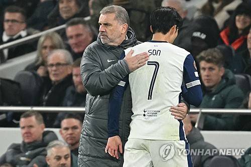손흥민은 29일 영국 런던의 토트넘 홋스퍼 스타디움에서 끝난 2024-2025 유럽축구연맹(UEFA) 유로파리그 리그 페이즈 5차전 AS로마와의 홈 경기에서 전반 5분 페널티킥을 차 넣어 이번 시즌 4호골을 달성했다. 손흥민이 골을 터트리기는 지난 10월19일 애스턴 빌라와의 프리미어리그 홈 경기 이후 한 달 열흘 만이다. UEFA 클럽대항전에서 득점하기는 2022년 10월12일 UEFA 쳄피언스리그 아인트라흐트 프랑크푸르크와의 홈 경기 이후 2년 1개월 17일 만이다. 토트넘은 이후 AS로마에 두 번이나 동점포를 내줘 2-2로 비겼다. 연합뉴스