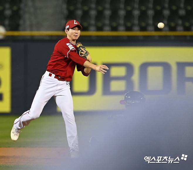 21일 오후 서울 송파구 잠실야구장에서 열린 '2024 신한 SOL Bank KBO리그' SSG 랜더스와 LG 트윈스의 경기, 4회말 1사 1루 SSG 박성한이 LG 오지환의 내야땅볼때 김현수를 포스아웃 시킨 후 1루로 송구하고 있다. 엑스포츠뉴스 DB