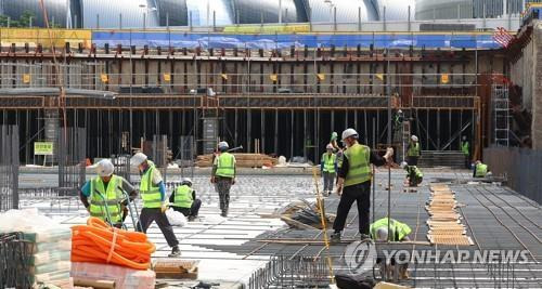 건설 현장에서 작업하는 근로자들 [연합뉴스 자료사진]