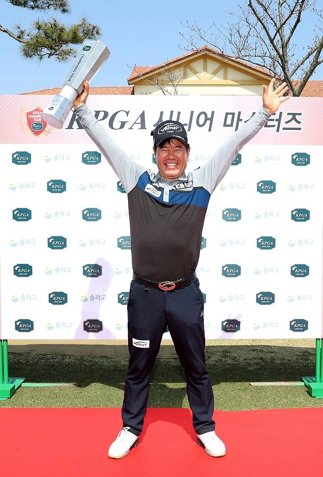 시니어 마스터스에서 우승한 나병관 2021년 시니어 마스터스에서 우승한 뒤 트로피를 들어올리고 있는 나병관 프로