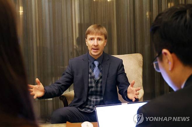 인터뷰하는 체코 산업부 원자력신기술 담당 국장 대행 (서울=연합뉴스) 이진욱 기자 = 엘러 체코 산업부 원자력신기술 담당 국장 대행이 지난 28일 서울 롯데호텔에서 연합뉴스와 인터뷰하고 있다. 2024.11.29 cityboy@yna.co.kr