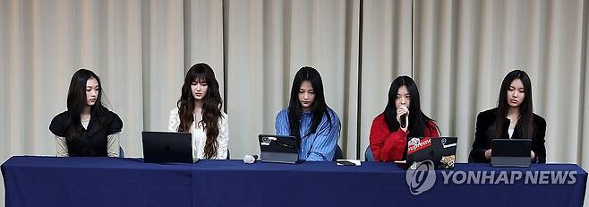 뉴진스, 전속계약 해지 관련 기자회견 (서울=연합뉴스) 김성민 기자 = 걸그룹 뉴진스가 28일 오후 서울 강남구 스페이스쉐어 삼성역센터에서 열린 전속계약 해지 관련 기자회견에 참석해 있다. 왼쪽부터 해린, 다니엘, 민지, 하니, 혜인. 2024.11.28 [공동취재] ksm7976@yna.co.kr