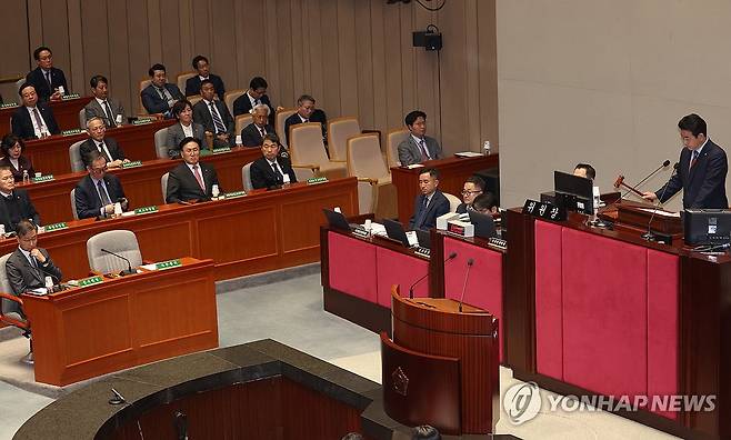 예결위, 감액 예산안 의결 (서울=연합뉴스) 신준희 기자 = 29일 국회에서 열린 예산결산특별위원회 전체회의에서 박정 위원장이 야당 단독으로 감액 예산안을 통과시키고 있다. 2024.11.29 hama@yna.co.kr