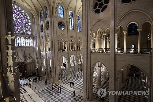 노트르담 대성당 내부 (파리 로이터=연합뉴스) 29일(현지시간) 공개된 프랑스 파리 노트르담 대성당 내부 모습. 2024.11.29.