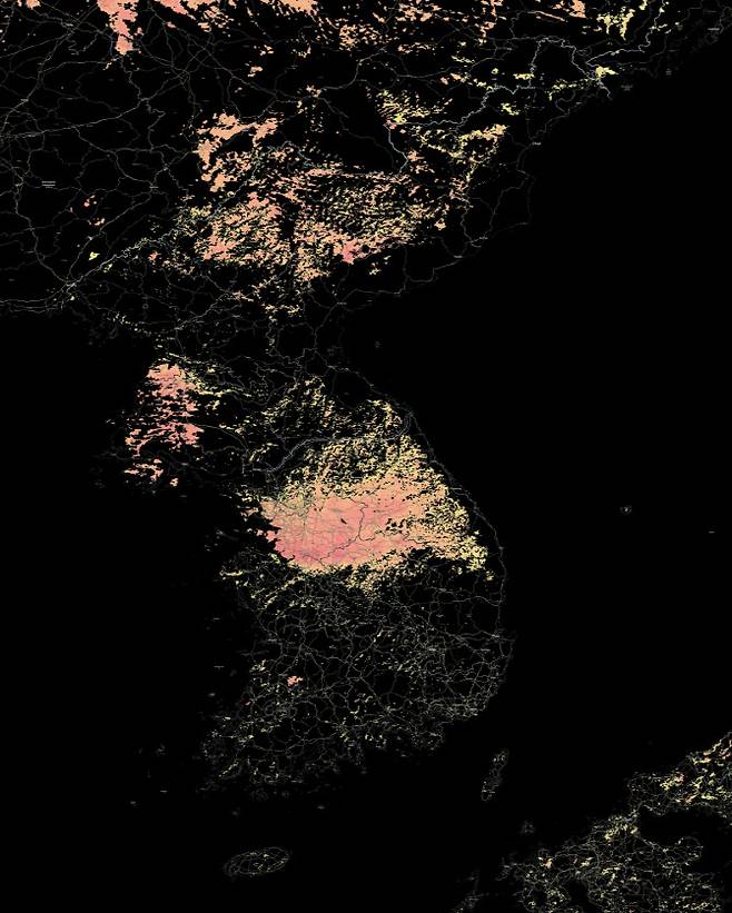 29일 나사 테라 위성이 촬영한 한반도 눈 덮임. 눈은 가시광선에서는 반사율이 높지만 근적외선에서는 반사율이 낮은 특성을 가지고 있는데, 테라 위성은 이 차이를 이용해 눈이 쌓인 지역을 정확히 보여준다. (사진=나사 월드뷰)