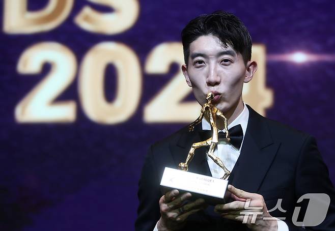 조현우(울산HD)가 29일 오후 서울 서대문구 스위스그랜드호텔에서 열린 프로축구 '하나은행 K리그 2024 대상 시상식'에서 K리그1 MVP를 수상한 후 트로피에 키스하고 있다. 2024.11.29/뉴스1 ⓒ News1 오대일 기자