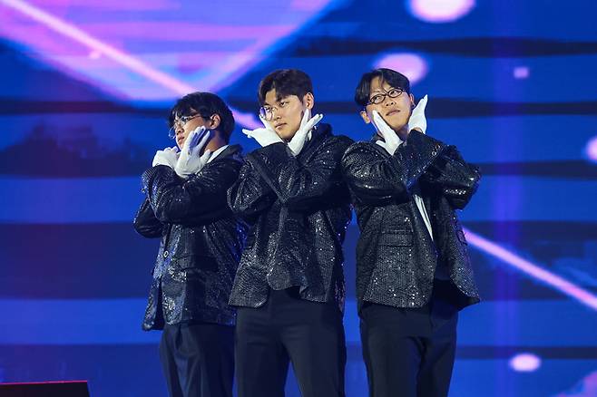 30일 광주 김대중컨벤션센터에서 KIA V12 타이거즈 페스타가 성황리에 열렸다.유승철, 김민주, 유지성이 공연을 선보이고 있다. 사진 | KIA 타이거즈