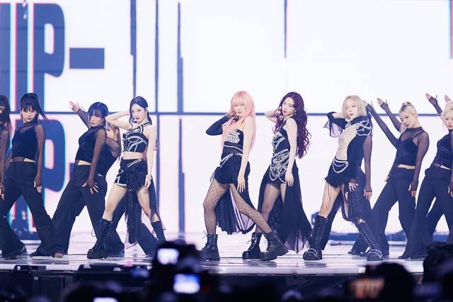 그룹 에스파가 'MMA 2024'에서 '위플래시' 무대를 펼치고 있다. /MMA