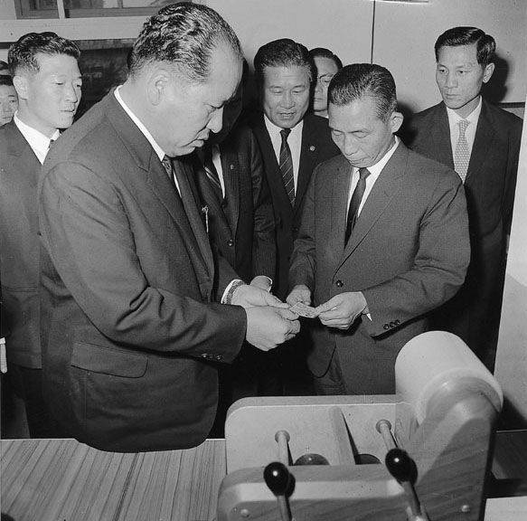 1968년 11월21일 박정희 전 대통령이 서울 종로구 자하동사무소에서 주민등록증을 발급받고 있다. 한국정책방송원 e영상역사관