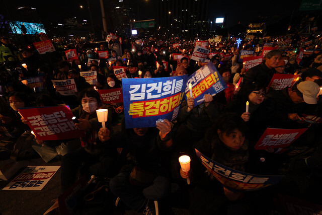 `거부권을 거부하는 전국비상행동\'이 지난 23일 오후 서울 광화문 북측광장 앞 도로에서 연 ‘윤석열을 거부한다 2차 시민행진\' 집회에서 시민들이 구호를 외치고 있다. 김태형 기자 xogud555@hani.co.kr