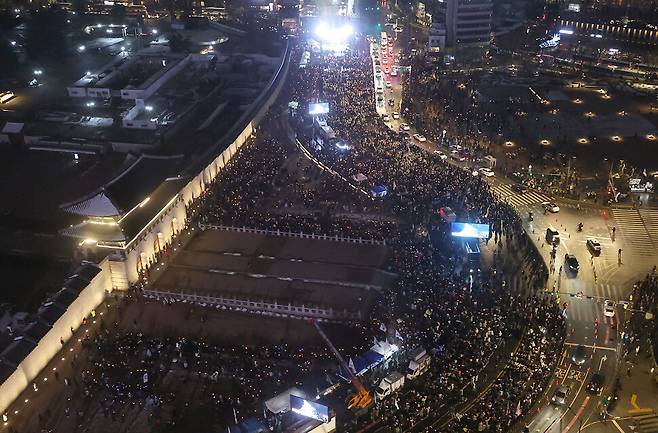 ‘거부권을 거부하는 전국비상행동’이 30일 오후 서울 광화문 북측광장에서 주최한 ‘김건희 채상병 특검 추진, 국정농단 규명! 윤석열을 거부한다 3차 시민행진’ 집회가 열리고 있다. 윤운식 선임기자 yws@hani.co.kr