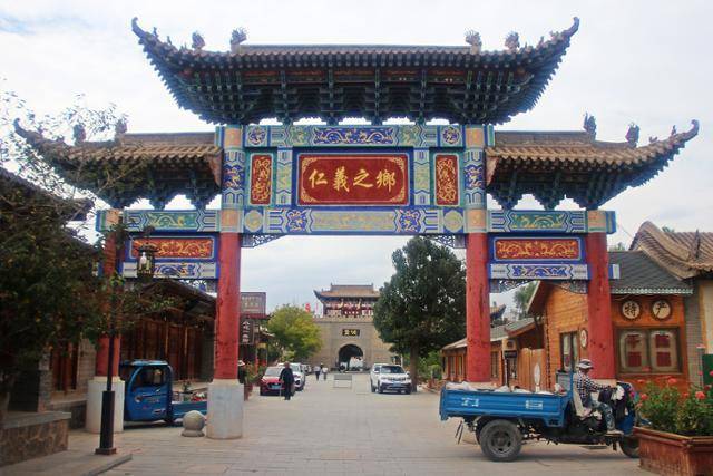 청성고진의 인의지향 패방. ⓒ최종명