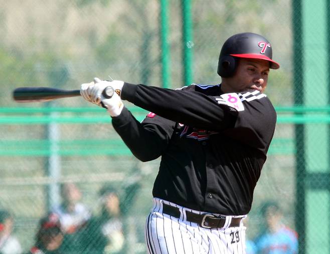 2009년 김해 상동구장에서 열린 롯데 자이언츠와 시범경기에 출장한 페타지니의 모습. IS 포토&nbsp;