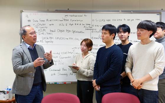 김 교수는 학생들과의 토론 시간을 가장 즐긴다. 그는 “매일 지도 학생들의 이름을 공평하게 불러 주기 위해 신경 쓴다”며 “학생들은 내게 선생님 같은 존재”라고 말했다. 김성태 객원기자
