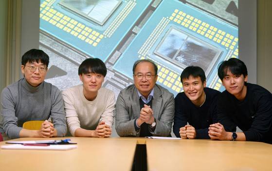 김정호 카이스트 전기·전자공학부 교수와 테라랩 제자들. 김성태 객원기자
