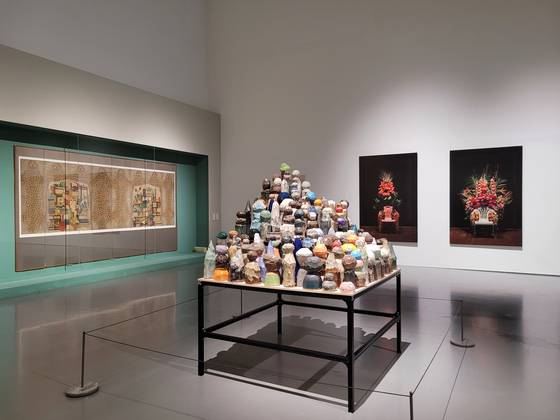 경기도미술관의 민화와 K팝아트 특별전 ‘알고 보면 반할 세계’에 나온 조선시대 ‘호피장막문방구도’(왼쪽)와 김상돈의 ‘불광동 토템’ 사진 연작(오른쪽)과 오제성의 세라믹 조각 ‘금강산전도’(가운데). 문소영 기자