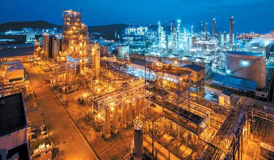 석유화학 불황 장기화로 가동률이 확 떨어진 여수시 석유화학산업단지의 한 고밀도 폴리에틸렌 공장 야경. [중앙포토]