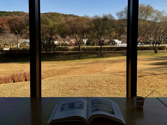 충남 홍성군 홍북면의 고암이응로생가기념관 북카페에서 바라본 늦가을 정취. 커피를 포함해 카페 이용은 무료다. 김홍준 기자