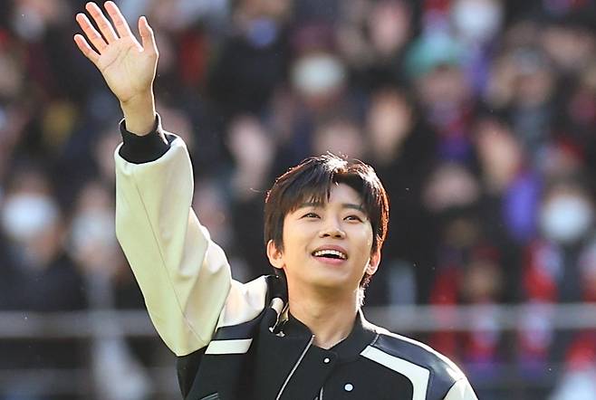 8일 오후 서울월드컵경기장에서 열린 2023 프로축구 K리그1 대구FC와 FC서울의 경기 시축자로 나선 가수 임영웅이 하프타임 때 팬들을 위한 깜짝 공연을 펼치고 있다. / 사진=연합뉴스