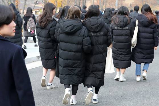 Students wearing long padded jackets participate in a culture event held in Daegu on Nov. 21, 2018. [NEWS1]