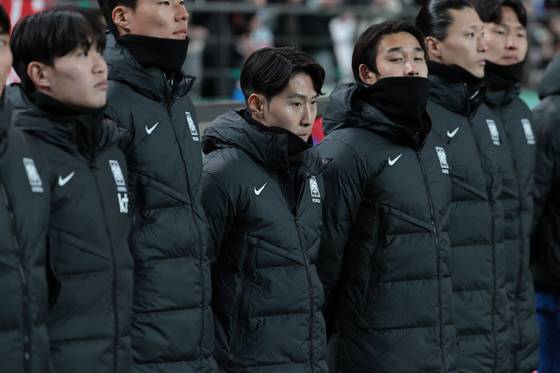 Korea's Lee Kang-in, center, watches a 2026 World Cup qualifier match against Thailand at Seoul World Cup Stadium in western Seoul on March. 21. [YONHAP]