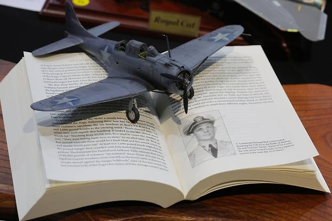 The Memory of MIDWAY ‘Dick Best’ 영화 ‘미드웨이’를 보고 주인공 ‘딕베스트’의 기체를 재현. 
출격 당일 기체의 산소탱크 결함으로 인해 폐에 심한 손상을 입었으나 고통과 호흡장애에도 불구하고 강한 정신력으로 일본해군의 항공모함 ‘아카기’와 ‘히류’를 격침해 미드웨이 해전을 승리로 이끄는 데 큰 역할을 하였다.