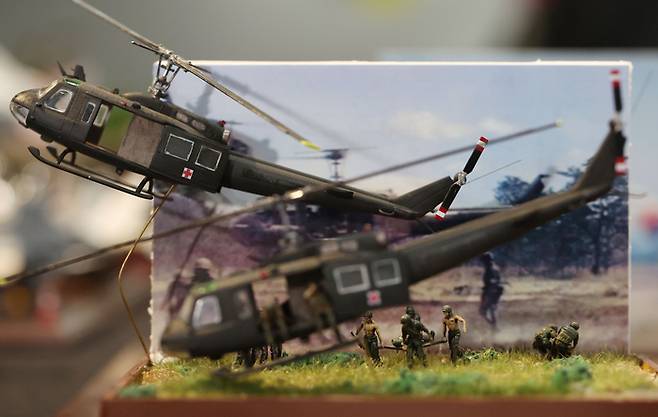 후송 베트남전 전장에서 후송 작전을 펼치는 긴박한 순간을 표현했다.