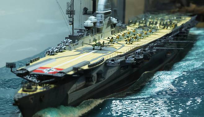 김현수 심사위원 특별전 - Germans AirCraft Carrier