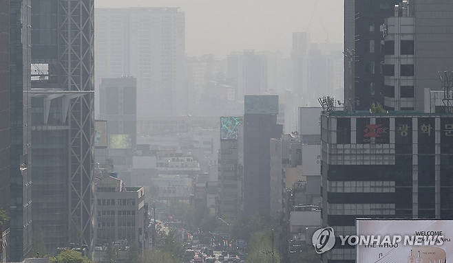 미세먼지로 인해 뿌옇게 보이는 서울 도심. [연합뉴스]