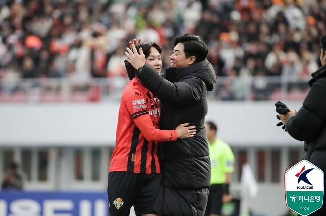 강원 FC 양민혁(사진 왼쪽), 윤정환 감독. 사진=한국프로축구연맹