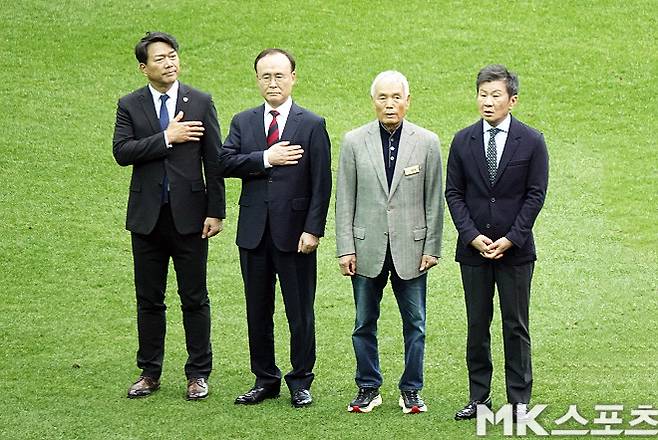 대한축구협회 정몽규 회장(사진 맨 오른쪽), 이회택 전 부회장(사진 맨 오른쪽에서 두 번째). 사진=이근승 기자