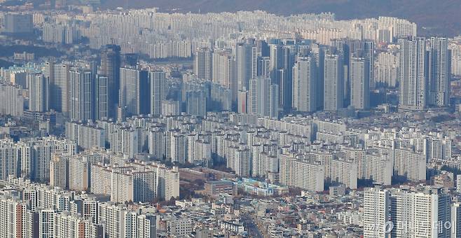 (대구=뉴스1) 공정식 기자 = 대구의 아파트 매매 가격이 전국에서 가장 큰 폭으로 하락하며 53주째 내림세를 이어갔다. 21일 한국부동산원의 주간 아파트 가격 동향에 따르면 11월 셋째주 대구의 아파트 매매 가격은 전주 대비 0.12% 떨어져 3주 연속 전국에서 가장 큰 하락 폭을 나타냈다. 부산·세종·충남(-0.05%)이 뒤를 이었다. 사진은 전날 대구 앞산 전망대에서 바라본 대구 도심 전경. 2024.11.21/뉴스1 Copyright (C) 뉴스1. All rights reserved. 무단 전재 및 재배포, AI학습 이용 금지. /사진=(대구=뉴스1) 공정식 기자