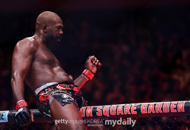 존 존스가 UFC 309에서 미오치치를 꺾은 뒤 세리머니를 하고 있다. /게티이미지코리아