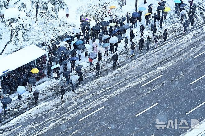 [수원=뉴시스] 김종택 기자 = 수도권 지역에 많은 눈이 내린 28일 경기도 수원시 영통구 망포동 한 버스정류장에서 출근길 시민들이 버스를 기다리고 있다. 2024.11.28. jtk@newsis.com