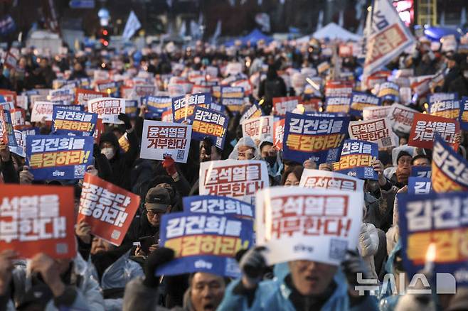 [서울=뉴시스] 정병혁 기자 = 30일 서울 종로구 사직로에서 열린 더불어민주당 김건희, 윤석열 국정농단 규탄 특검촉구 제5차 국민행동의날 범국민대회에서 참석자들이 구호를 외치고 있다. 2024.11.30. jhope@newsis.com