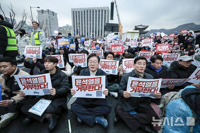 [서울=뉴시스] 정병혁 기자 = 이재명 더불어민주당 대표가 30일 서울 종로구 사직로에서 열린 더불어민주당 김건희, 윤석열 국정농단 규탄 특검촉구 제5차 국민행동의날 범국민대회에서 구호를 외치고 있다. 2024.11.30. jhope@newsis.com