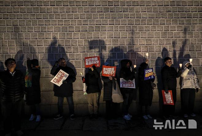 [서울=뉴시스] 정병혁 기자 = 30일 서울 종로구 사직로에서 열린 ‘김건희-채상병 특검 추진! 국정농단 규명! 윤석열을 거부한다’ 3차 시민행진에서 참가자들이 피켓을 들고 있다. 2024.11.30. jhope@newsis.com