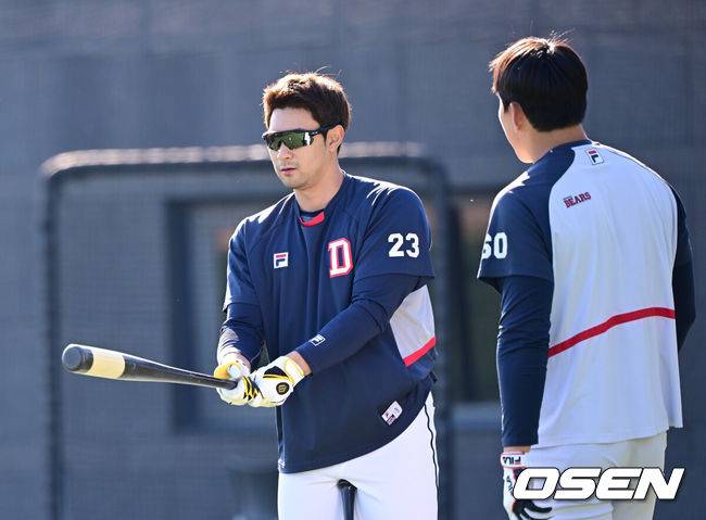 [OSEN=이천, 김성락 기자] 6일 오후 경기 이천시 두산베어스파크에서 프로야구 구단 두산베어스의 마무리 캠프 훈련이 진행됐다. 이날 훈련에는 오재원의 강압, 수면제 대리 처방으로 사회봉사 80시간 제재를 받은 두산 베어스 소속 김민혁(외야수), 김인태(외야수), 박계범(내야수), 박지훈(내야수), 안승한(포수), 이승진(투수), 장승현(투수), 제환유(투수) 8명이 훈련에 참여했다.두산 강승호와 강현구가 이야기를 나누고 있다.2024.11.06 /