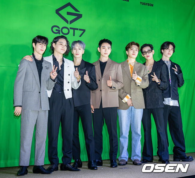 [OSEN=민경훈 기자] 23일 오후 서울 강남구 보코호텔에서 그룹 갓세븐(GOT7 - 마크, JAY B, 잭슨, 박진영, 영재, 뱀뱀, 유겸) 새 미니앨범 'GOT7' 발매 기념 기자간담회가 열렸다.갓세븐 멤버들이 무대 위에서 포토타임을 갖고 있다. 2022.05.23 /rumi@osen.co.kr