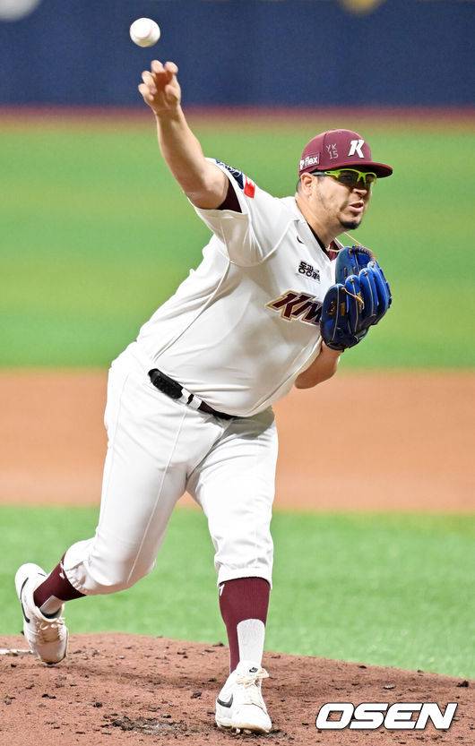 [OSEN=고척, 민경훈 기자] 14일 오후 서울 고척스카이돔에서 ‘2024 신한 SOL BANK KBO리그’ 키움 히어로즈와 KIA 타이거즈의 경기가 진행됐다.&nbsp;이날 키움은 후라도를, KIA는 황동하를 선발투수로 내세웠다.키움 선발 후라도가 마운드 위에서 힘차게 공을 뿌리고 있다. 2024.08.14 / rumi@osen.co.kr