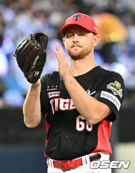 [OSEN=대구, 이대선 기자] 25일 대구삼성라이온즈파크에서 2024 신한 SOL뱅크 KBO 한국시리즈 3차전 삼성 라이온즈와 KIA 타이거즈의 경기가 열렸다.삼성은 대니 레예스, KIA는 에릭 라우어를 선발 투수로 내세웠다.6회말 무사 1루에서 KIA 라우어가 마운드를 내려가며 관중석을 향해  박수를 치고 있다. 2024.10.25 / sunday@osen.co.kr