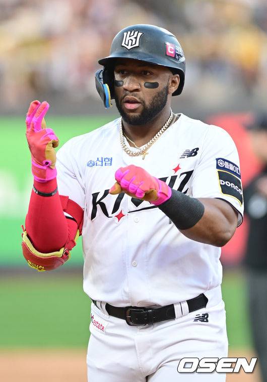 [OSEN=수원, 김성락 기자] 9일 수원KT위즈파크에서 2024 신한 SOL뱅크 KBO 포스트시즌 준플레이오프 4차전 KT 위즈와 LG 트윈스의 경기가 열렸다. 이날 KT는 엔스를, LG는 쿠에바스를 선발 투수로 내세웠다.8회말 2사 1루 KT 로하스가 안타를 날린 뒤 세리머니를 하고 있다. 2024.10.09 / ksl0919@osen.co.kr