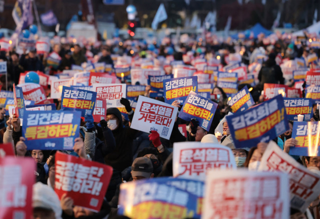 ▲30일 오후 서울 종로구 광화문 북측광장 인근에서 열린 '김건희·윤석열 국정농단 규탄·특검 촉구 제5차 국민행동의 날'에 참가자들이 구호를 외치고 있다. ⓒ연합뉴스