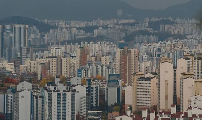 서울 인왕산에서 바라본 서울 시내 아파트 모습. 연합뉴스